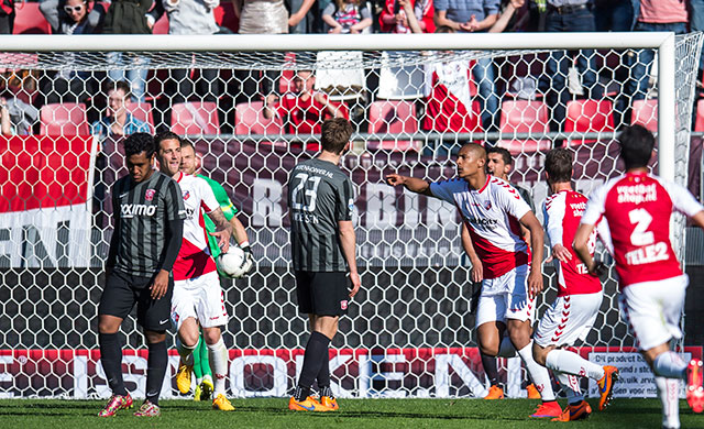 FC Utrecht is door een zege op FC Twente zo goed als verzekerd van nog een jaartje Eredivisievoetbal. De Domstedelingen hadden voor rust weinig te vertellen, maar ineens dook dat plaatselijke fenomeen weer op. Beslissend met een volley dit keer: Sebastién Haller (1-0).