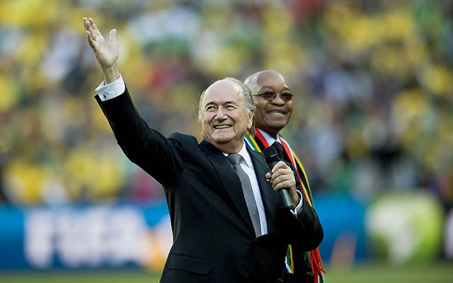 Vier jaar na het WK in Duitsland ging de mondiale eindronde alsnog naar Zuid-Afrika. Sepp Blatter lacht de fans van het thuisland toe.