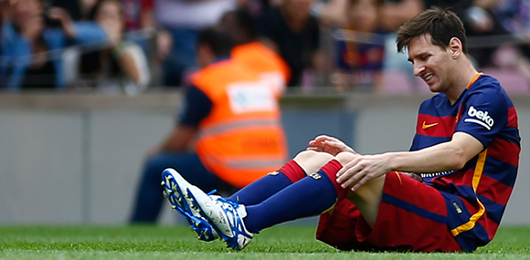 Lionel Messi moest zich na tien minuten laten wisselen met een knieblessure. Nooit eerder in zijn carrière moest hij de strijd al zo vroeg staken. 