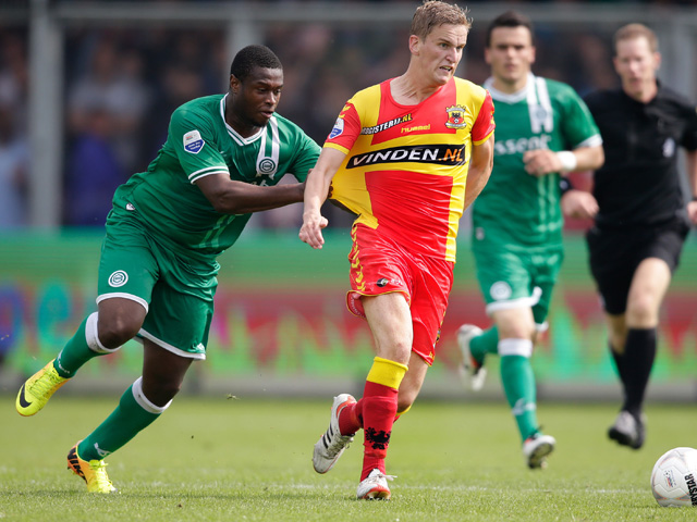 Género Zeefuik probeert Sjoerd Overgoor een shirt afhandig te maken. Dat lukt niet. Later ontneemt hij namens het negental van FC Groningen Go Ahead Eagles wel twee punten door de 3-3 binnen te lopen.