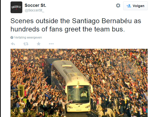 De spelersbus van Real Madrid wordt naar het stadion begeleid.