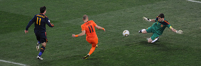 De beroemdste redding van Iker Casillas. In de WK-finale van 2010 voorkomt hij met zijn teen dat Arjen Robben namens Oranje de openingstreffer maakt.