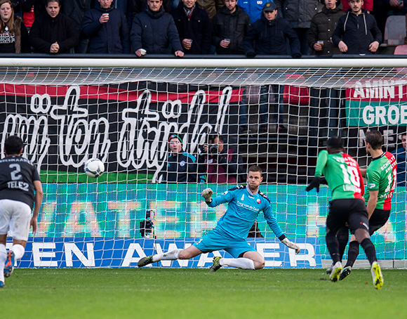 Ook in Nijmegen gaat de bal op de stip. NEC-topscorer Christian Santos benut het buitenkansje en schiet zijn ploeg langs FC Utrecht (1-0) en naar de vijfde plek op de ranglijst.