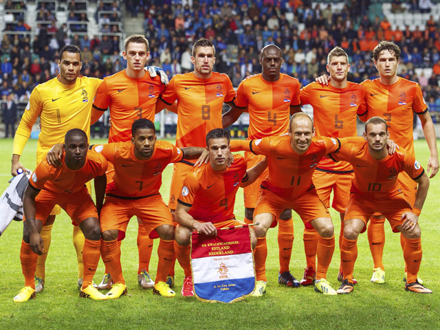 De basisspelers van Oranje. Boven (van links naar rechts): Michel Vorm, Stefan de Vrij, Kevin Strootman, Bruno Martins Indi, Stijn Schaars en Daryl Janmaat. Onder: Jetro Willems, Jeremain Lens, Robin van Persie, Arjen Robben en Wesley Sneijder.