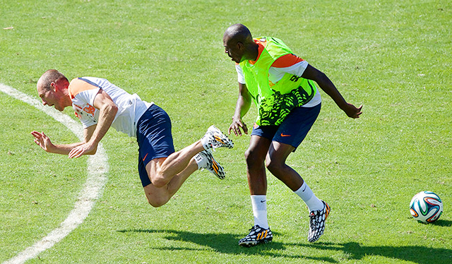 De scherpte in de onderlinge partijtjes leidt soms tot irritatie. Zo komen Arjen Robben en Bruno Martins Indi met elkaar in de clinch.