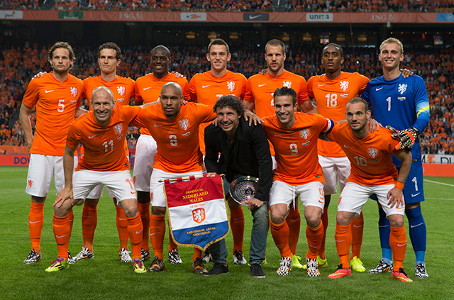 En als onderdeel van de feestelijke plichtplegingen poseert de gewezen middenvelder ook nog even tussen het huidige Oranje, dat zich opmaakt voor de laatste test voor het WK.