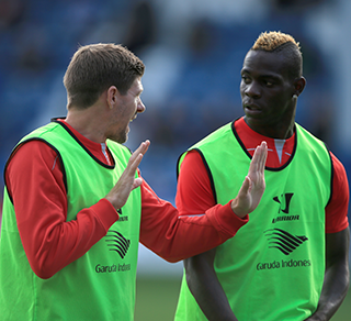 Mario Balotelli luistert aandachtig naar de aanwijzingen van captain Steven Gerrard.