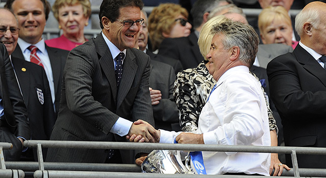 Fabio Capello en Guus Hiddink schudden elkaar in mei 2009 de hand als bondscoach van Engeland en manager van Chelsea. Capello kan een voorbeeld nemen aan Hiddink, die zich via de achterdeur plaatste voor het EK 2008.