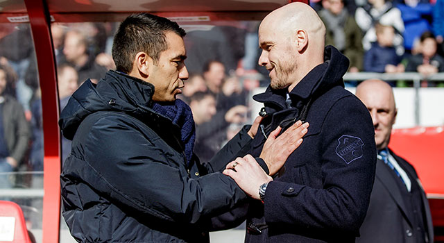 Giovanni van Bronkchorst en Erik ten Hag begroeten elkaar tijdens de laatste ontmoeting in de Eredivisie, die Feyenoord met 1-2 won.