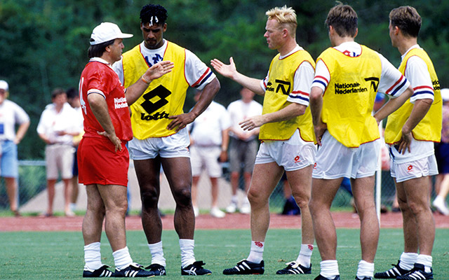 Dick Advocaat en Ronald Koeman zijn met elkaar in discussie op het trainingsveld tijdens het WK in Amerika. Verder zijn zichtbaar: Frank Rijkaard, Rob Witschge en Frank de Boer.