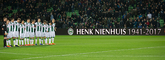 Voor de wedstrijd werd stilgestaan bij het overlijden van Henk Nienhuis.