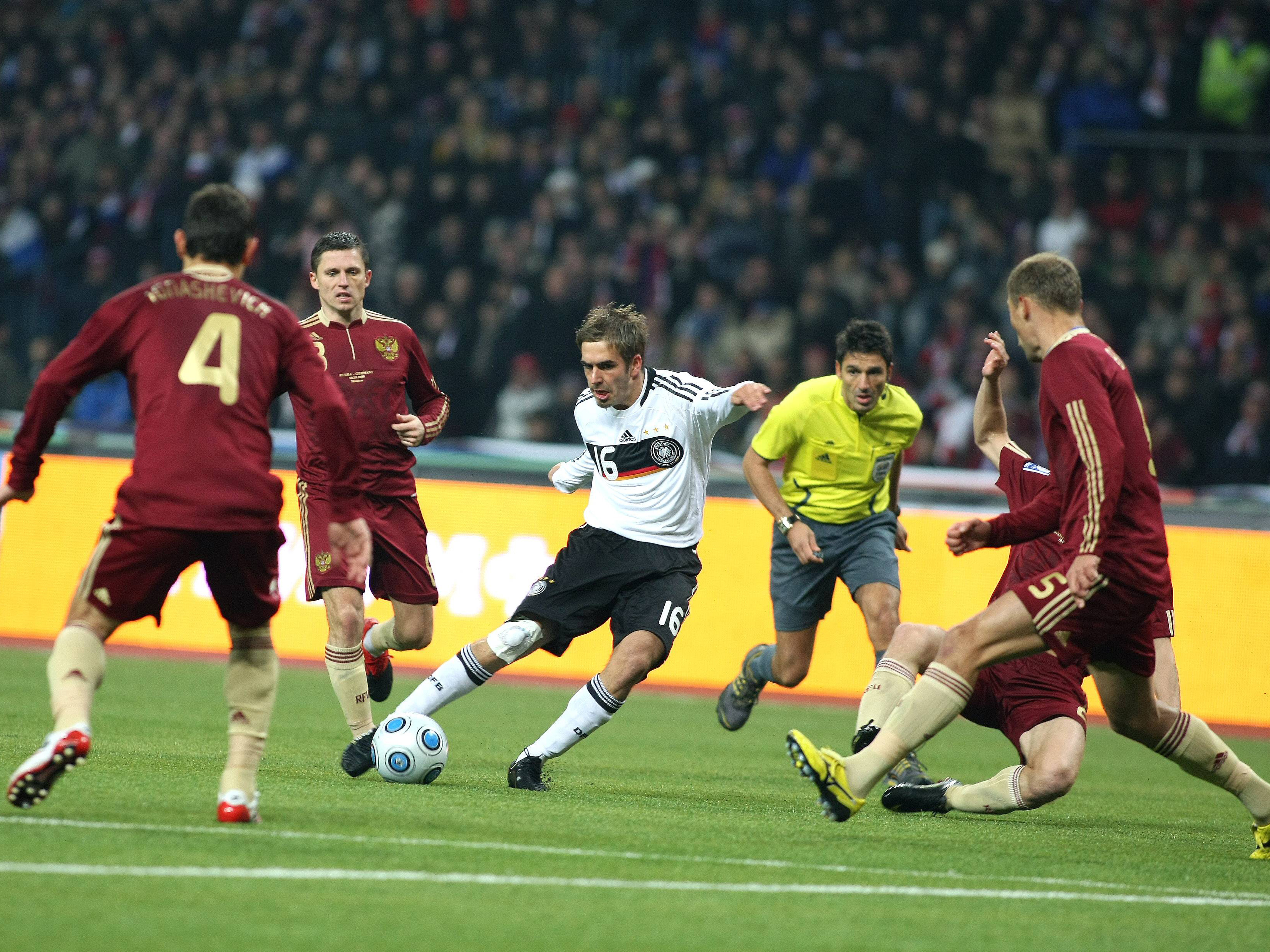 Duitsland en Lahm weten zich in 2009 eenvoudig te plaatsen voor het WK van 2010 in Zuid-Afrika. In Groep 4 van de kwalificatie wint het op 10 oktober met 0-1 bij concurrent Rusland, waardoor Duitsland een ticket kan boeken. Die Mannschaft sluit de poulefase af met acht overwinningen en twee nederlagen en gaat in Zuid-Afrika op jacht naar de wereldtitel.