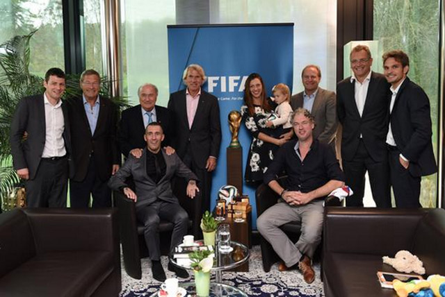 Sepp Blatter legt zijn handen op de schouders van Fernando Ricksen (derde van links, zittend).