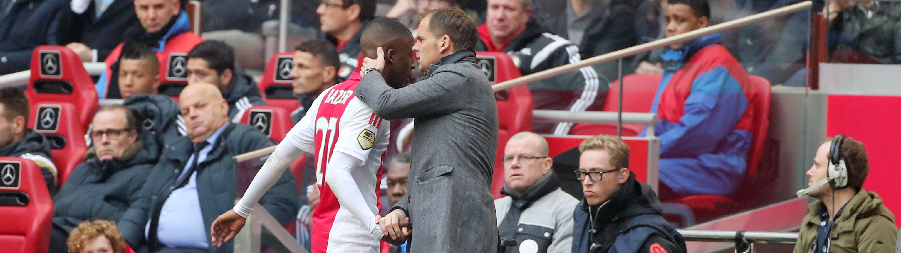 Ajax-trainer Frank de Boer bedankt Riechedly Bazoer.