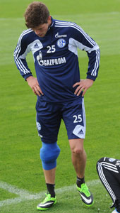 Maandag moest Klaas-Jan Huntelaar zijn rechterknie tijdens de training van Schalke 04 laten inpakken.