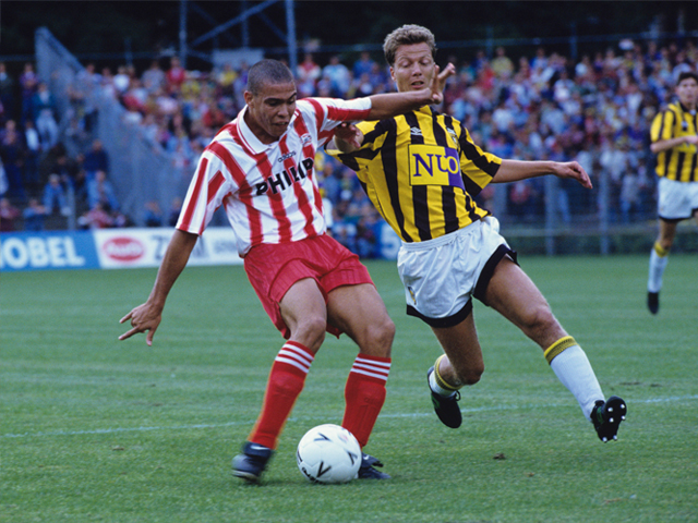 16 september 1995: Vitesse - PSV 0-1. Martin Laamers probeert Ronaldo af te stoppen.