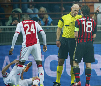 Howard Webb wijst Riccardo Montolivo de weg naar de catacomben na zijn charge op Christian Poulsen.