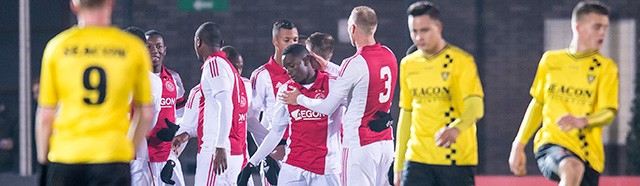 VVV-spelers treuren, terwijl een versterkt Jong Ajax juicht na een van de vier treffers.