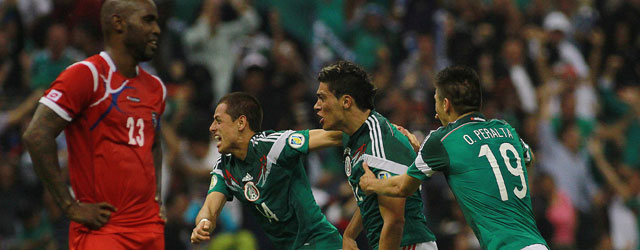 De Mexicaanse aanvallers Javier Hernández, Raúl Jiménez en Oribe Peralta verkeren in extase na de schitterende omhaal van &#039;supersub&#039; Jiménez in de WK-kwalificatiewedstrijd tegen Panama.