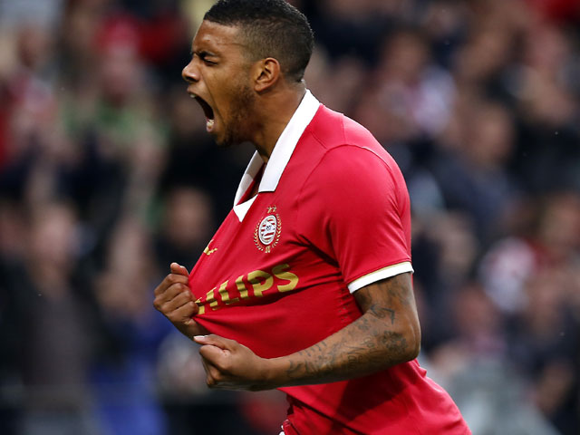 Jürgen Locadia bewijst tegen RKC nog maar eens zijn waarde als invaller voor PSV. Hier schreeuwt hij het uit nadat hij in de slotfase al koppend heeft geprofiteerd van een fout van de tot dan toe uitblinkende doelman Jan Seda: 2-1.