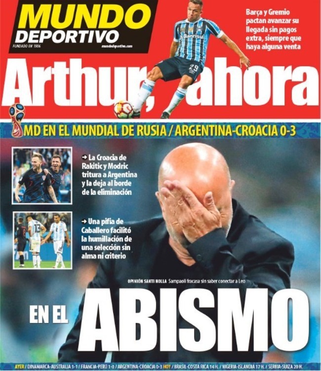 Het Catalaanse El Mundo Deportivo richt de pijlen op Sampaoli. &#039;Aan de afgrond&#039;, kopt de krant. &#039;Sampaoli faalt en krijgt Messi niet verbonden met de andere spelers.&#039;