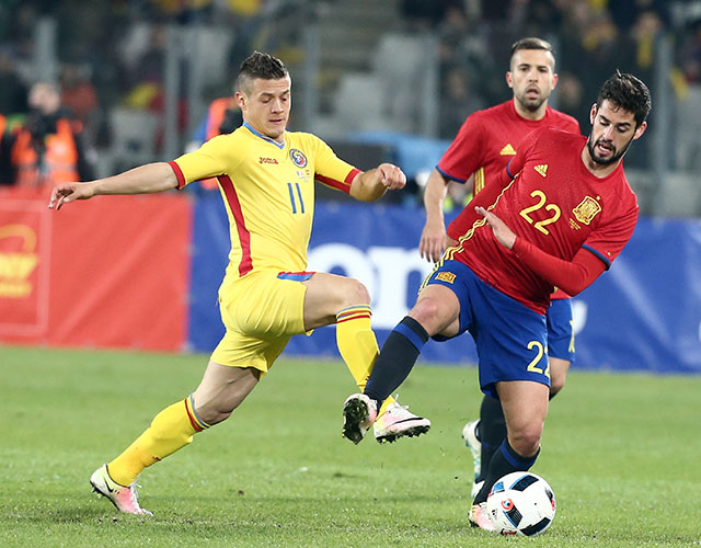 Isco in duel met de Roemeen Gabriel Torje.