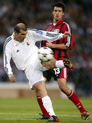 Zinedine Zidane schiet Real Madrid in 2002 op schitterende wijze naar de negende Europa Cup I.