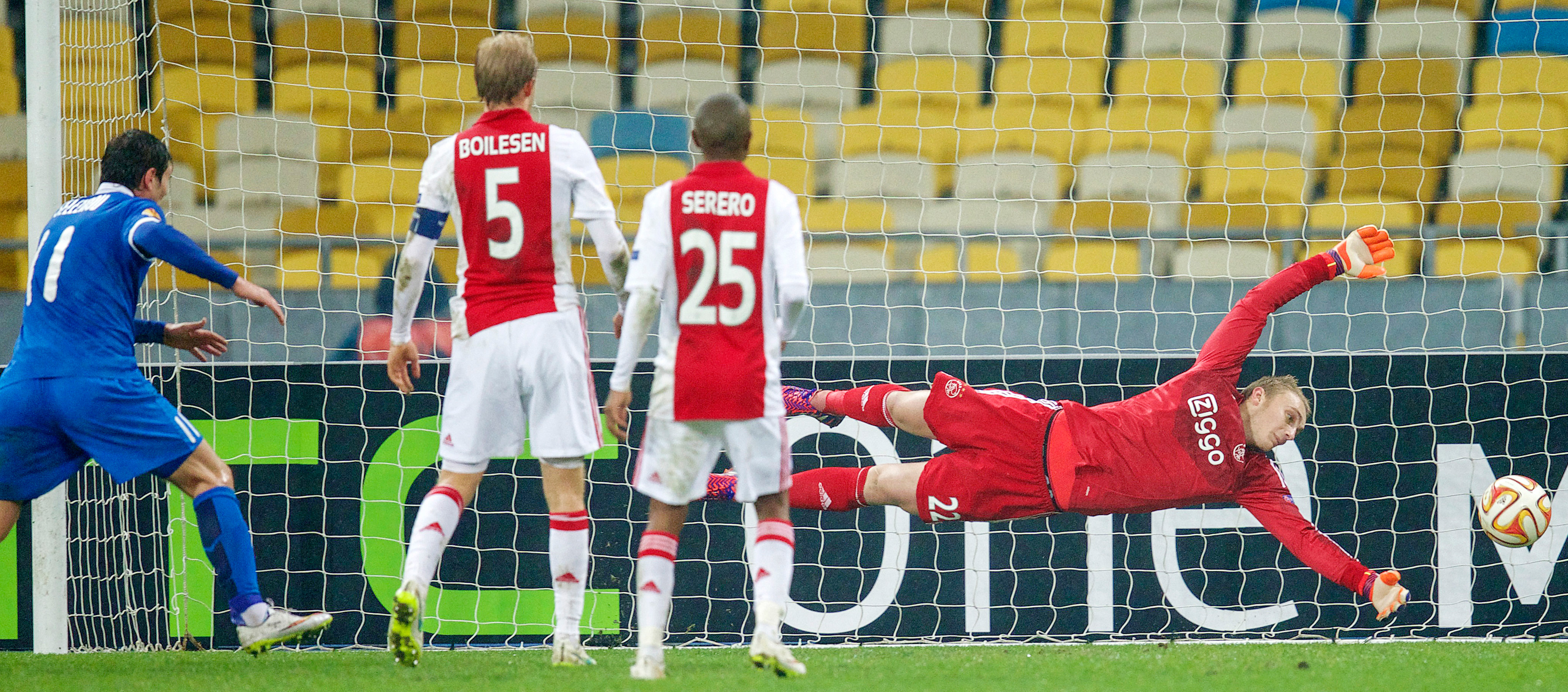 Ajax-keeper Jasper Cillessen ziet hoe het schot van Roman Zozulya (niet zichtbaar) in de lange hoek verdwijnt: 1-0.