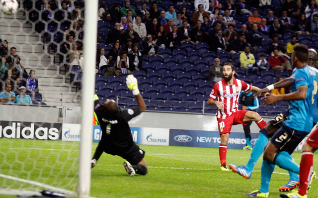 Arda Turan schiet Atlético naar de 2-1 overwinning op Porto.
