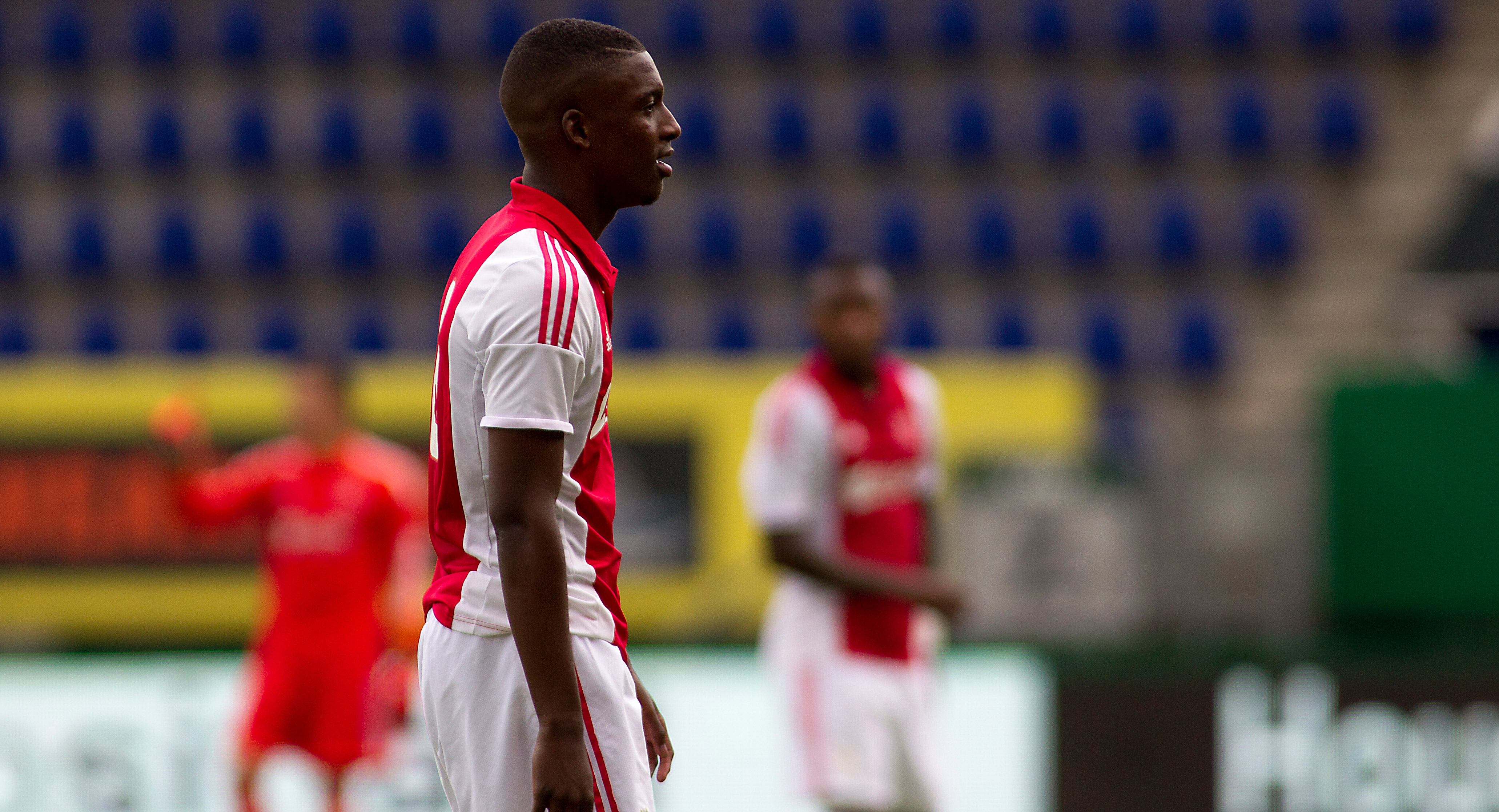 Riechedly Bazoer was een van de drie spelers die in de wedstrijd Fortuna Sittard - Jong Ajax uit het veld werd gestuurd met een rode kaart.