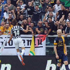 Fernando Llorente deelt zijn vreugde met de uitzinnige Juventus-fans na zijn eerste treffer in Turijnse dienst.