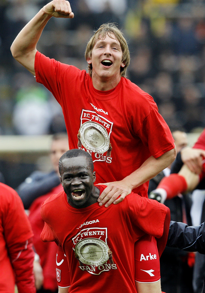 Cheick Tioté met Luuk de Jong op zijn rug. FC Twente is in 2010 kampioen van Nederland.