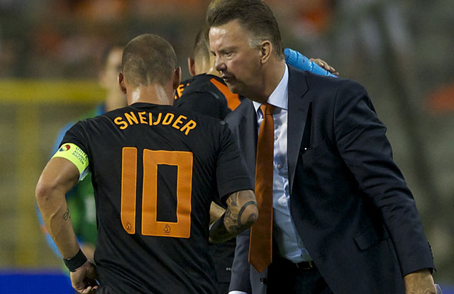 Louis van Gaal doceert, Sneijder luistert.