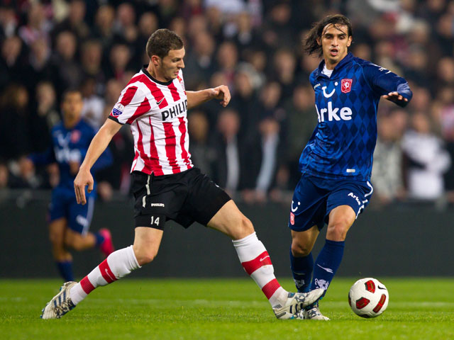 Bryan Ruiz gaat namens FC Twente het duel aan met Erik Pieters. Als de bovenbeenblessure van de Costa Ricaan meevalt speelt hij zaterdag opnieuw de topper PSV - FC Twente. Alleen dan in het shirt van de Eindhovenaren. Erik Pieters is inmiddels vertrokken naar Stoke City.