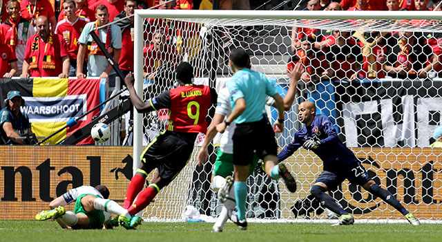 Romelu Lukaku schiet beheerst raak: België leidt met 1-0 tegen Ierland.