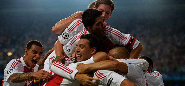 Luis Suarez en Mounir El Hamdaoui schoten Ajax in augustus 2010 naar de Champions League ten koste van Dinamo Kiev.
