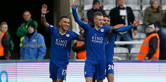 Riyad Mahrez (rechts) en Jamie Vardy (midden) zijn samen al goed voor 21 treffers namens Leicester City.