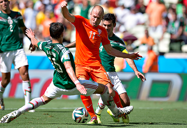 Dat geldt ook voor Nederland. Arjen Robben claimt een strafschop. Rafael Márquez deelt een eerste tikje uit, Héctor Moreno doet de rest. Maar de Portugese arbiter wil van niets weten.