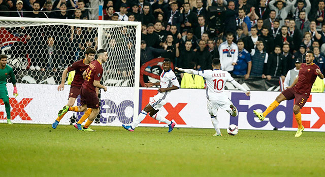 Olympique Lyon gaf eerder dit seizoen een galavoorstelling weg tegen AS Roma. Hier is de 4-2 van Alexandre Lacazette in de maak.