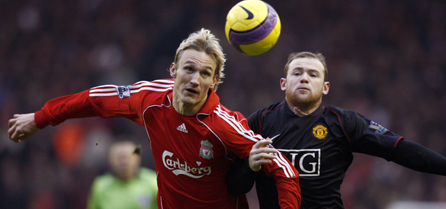 Sami Hyypiä stond in zijn loopbaan als speler van Liverpool diverse keren tegenover Manchester United. Hier duelleert hij in december 2007 met Wayne Rooney, woensdagavond ook van de partij.