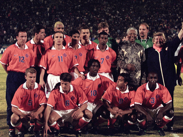 Nelson Mandela nam na het oefenduel in 1997 de moeite om op de foto te gaan met het Nederlands elftal. Oranje won met 0-2 door doelpunten van Giovanni van Bronckhorst en Jean-Paul van Gastel.