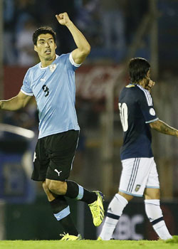 Luis Suarez was tegen Argentinië voor de elfde keer trefzeker in het voortraject van het WK 2014. Desondanks is Uruguay nog niet zeker van deelname.