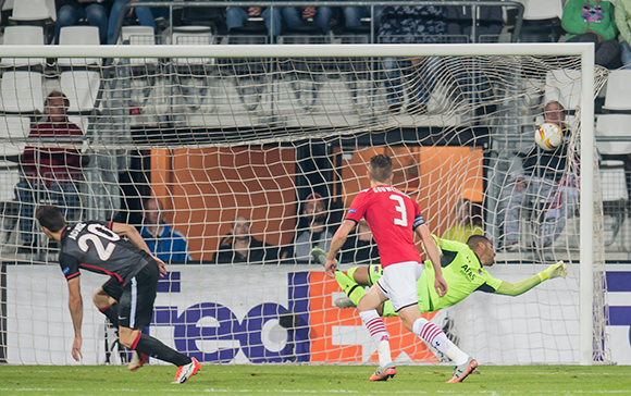 Aritz Aduriz passeert AZ-goalie Gino Coutinho en tekent daarmee voor de enige treffer tijdens het met 2-1 verloren Europa League-duel in Alkmaar.