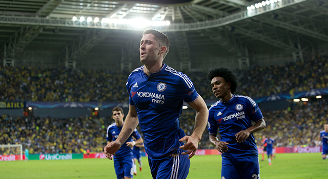 Chelsea-verdediger Gary Cahill viert zijn openingstreffer tegen Maccabi Tel Aviv.