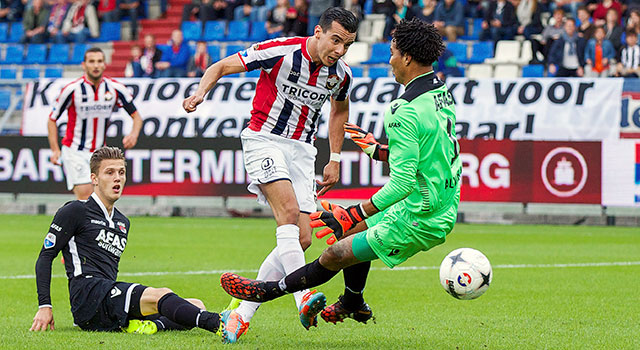 Ali Messaoud is op weg naar de 2-0 tegen Willem II. De bal zou via de paal nogmaals voor zijn voeten belanden. De rebound was wel raak.
