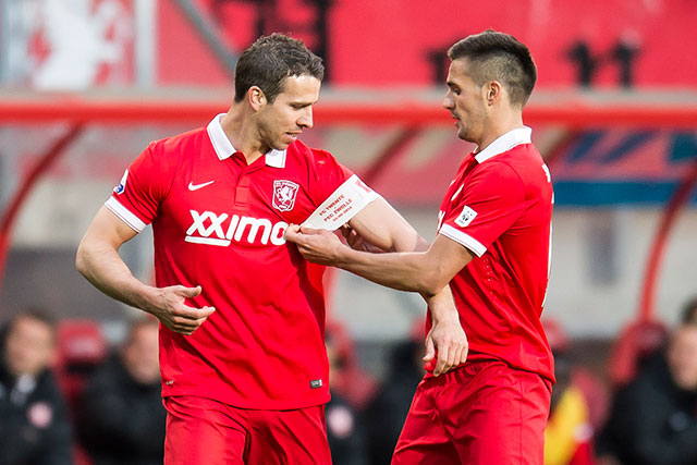 Peter Wisgerhof twijfelt niet meer: met een invalbeurt in de 88ste minuut kwam er bij FC Twente een einde aan zijn voetbalcarrière. Hij ontvangt hier de aanvoerdersband van Dusan Tadic. De Servische balkunstenaar heeft wellicht ook zijn laatste wedstrijd in de Grolsch Veste gespeeld, want een overstap naar een buitenlandse topcompetitie lonkt.