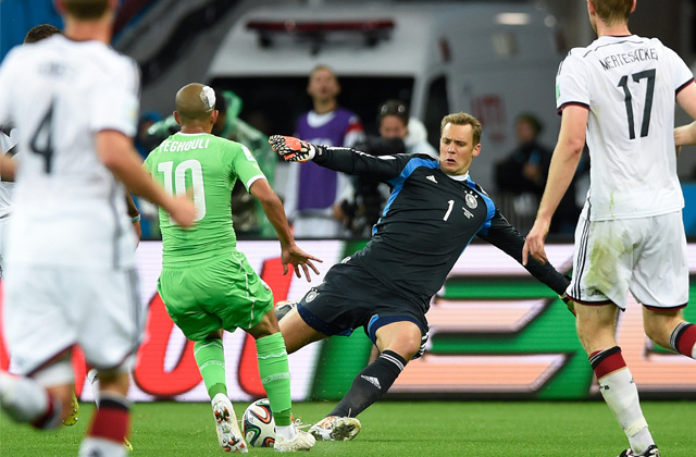 Meer dan eens kwam de Duitse keeper Manuel Neuer ver uit zijn doel om Algerijnse counters te onderscheppen.