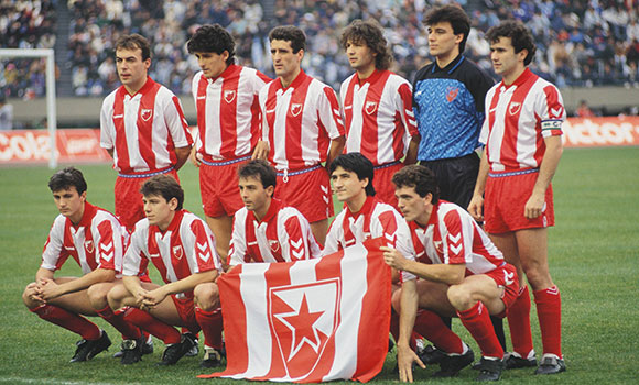 Het team van Rode Ster Belgrado, dat in 1991 de Europa Cup I won. Staand de derde van rechts is Sinisa Mihajlovic, deze week gepresenteerd als trainer van AC Milan.