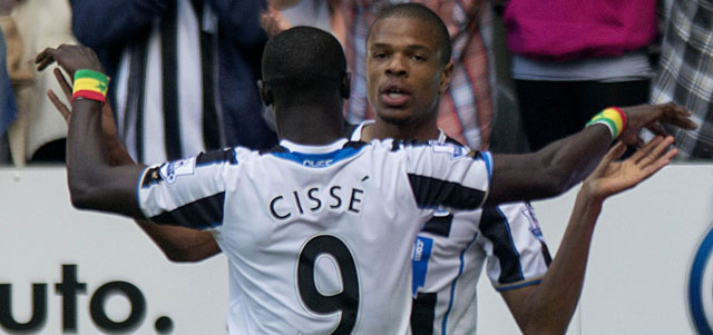Remy en Papiss Cissé juichen na de goal van de Fransman. Na negentig minuten was er helaas voor The Magpies geen reden tot juichen.