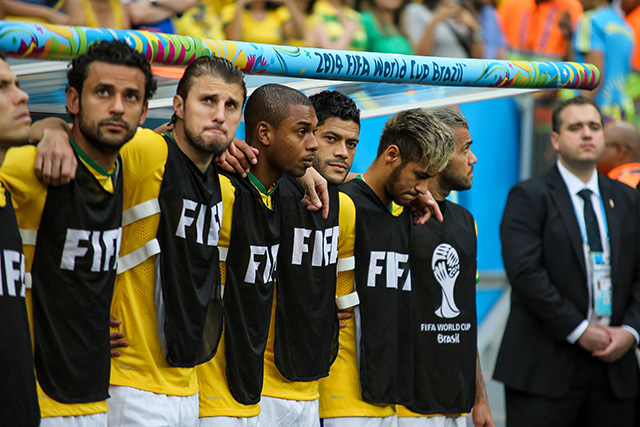 De geblesseerde Neymar vergezelt zijn ploeggenoten vanaf de bank. De aanwezigheid van de vedette zorgt voor een explosie van vreugde op de tribune, maar Oranje maakt daar met de vroege openingstreffer snel een einde aan. 